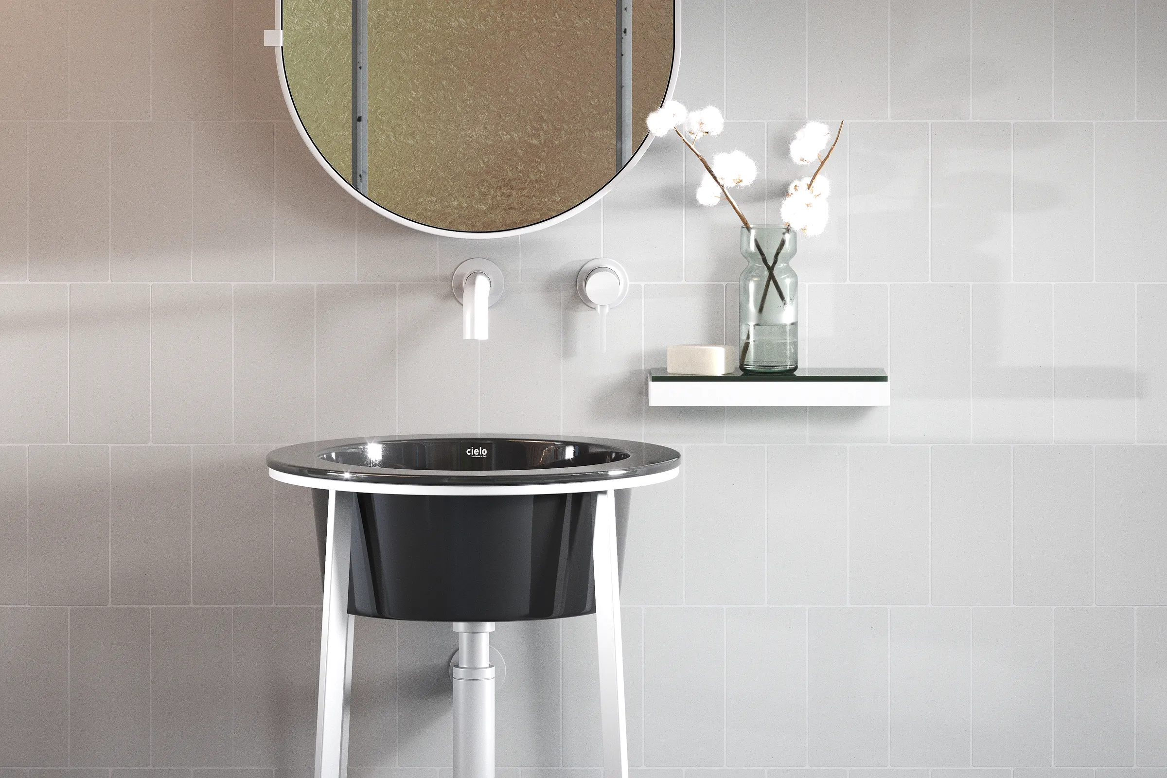 Detalle de pared de baño alicatada con azulejo blanco mediterráneo de acabado cálido, combinada con un lavabo moderno de diseño y espejo redondo