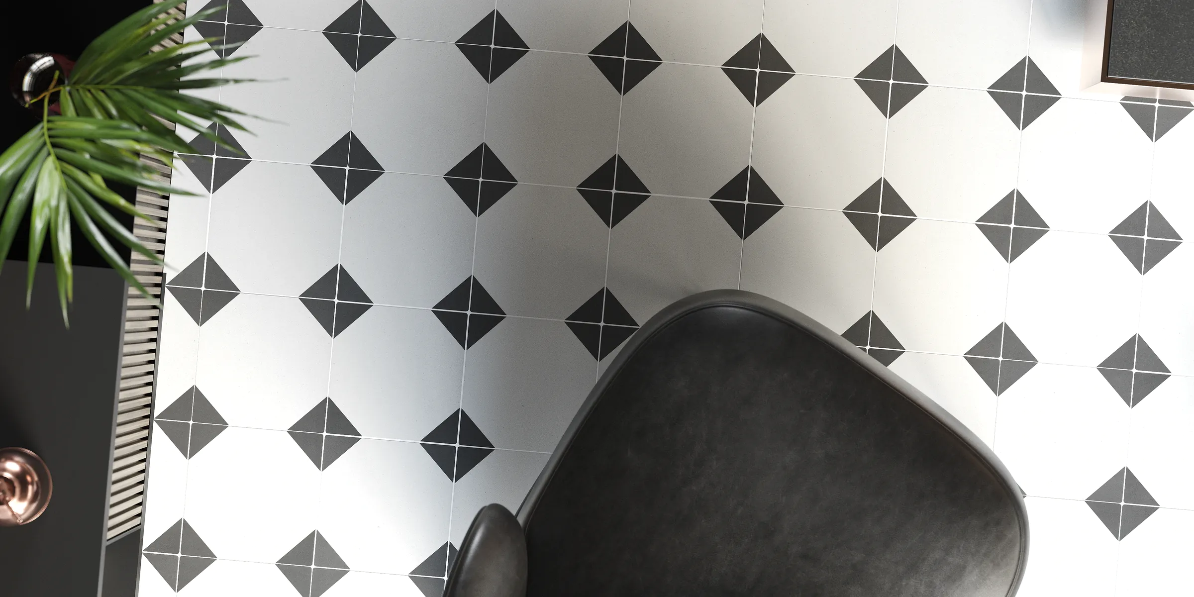 Pavimento de salón con azulejo hidráulico de diseño geométrico que forma cuadrados negros en las esquinas de las piezas de base blanca