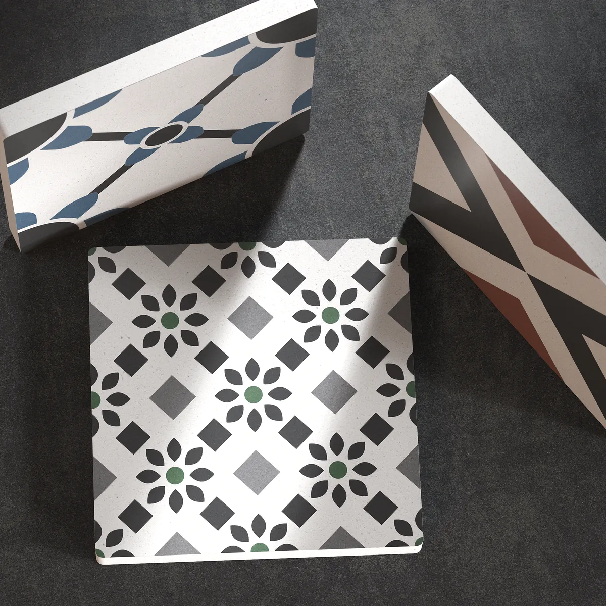 Colecciones Epoque, Belle y Opalo de azulejos hidráulicos combinando la base blanca con diseños en rojo, verde y azul, con un espesor de 13 mm, aptos para pavimento y revestimiento de baños y cocinas