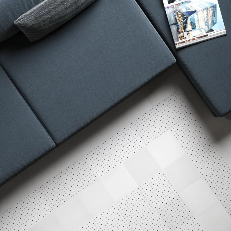 Le sol du salon est recouvert de carreaux de béton blanc de 20x20 cm.
