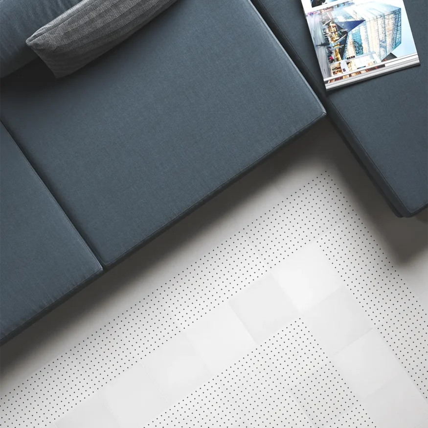 Suelo del salón con azulejos de hormigón blanco de 20x20 cm