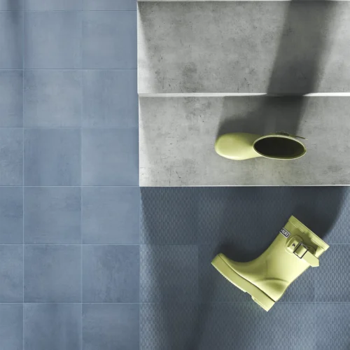 Floor detail with blue concrete tiles in 20x20 centimetres from the Loft collection