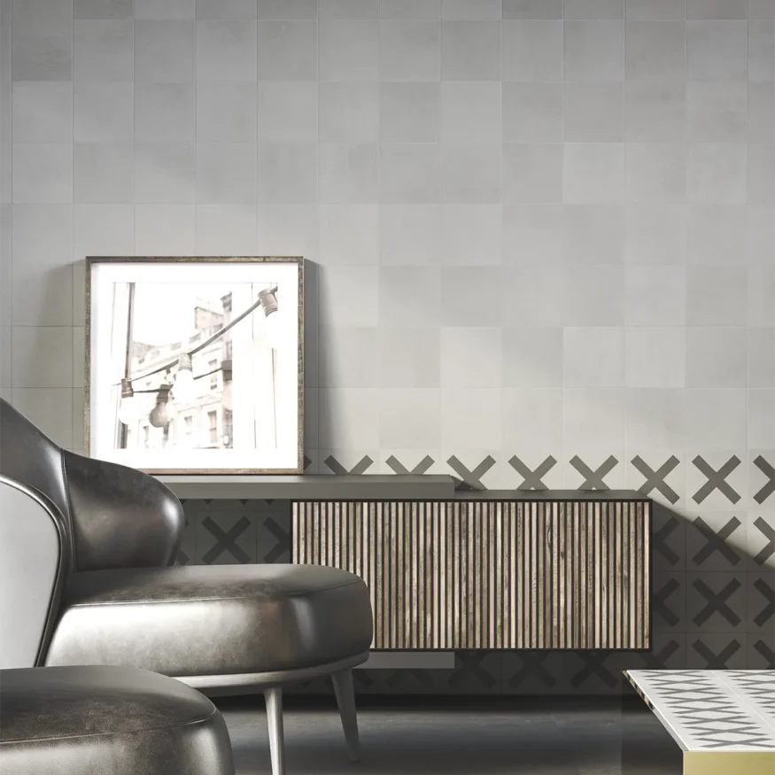 Mur du salon avec des carreaux de béton gris de 15x15 cm