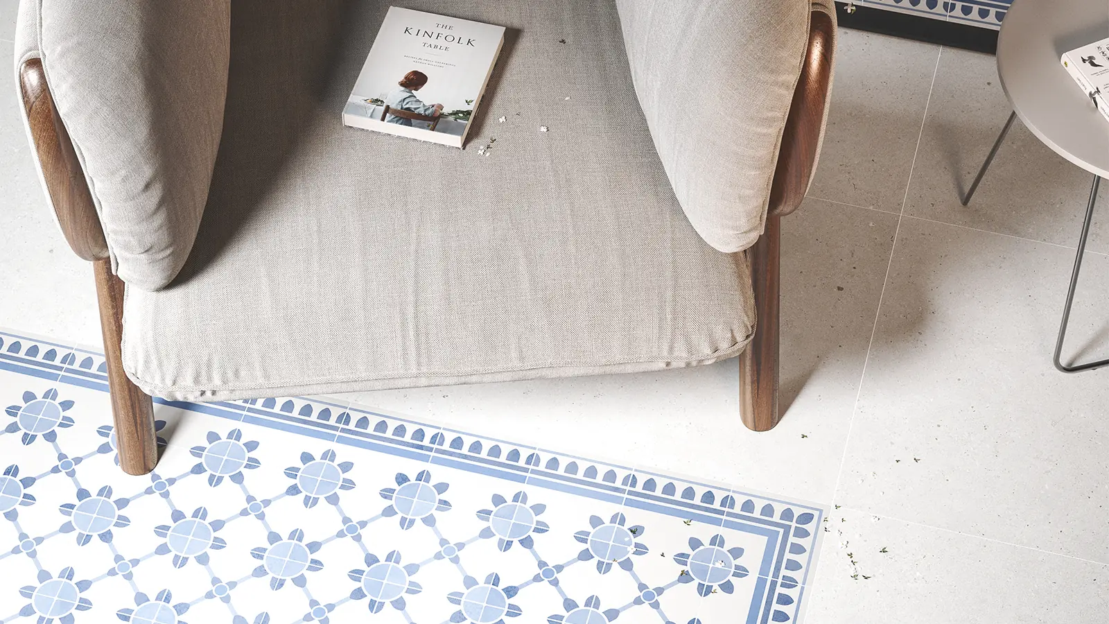 Pavimento azulejos decorados Decorated tiled floor in white and blue colours