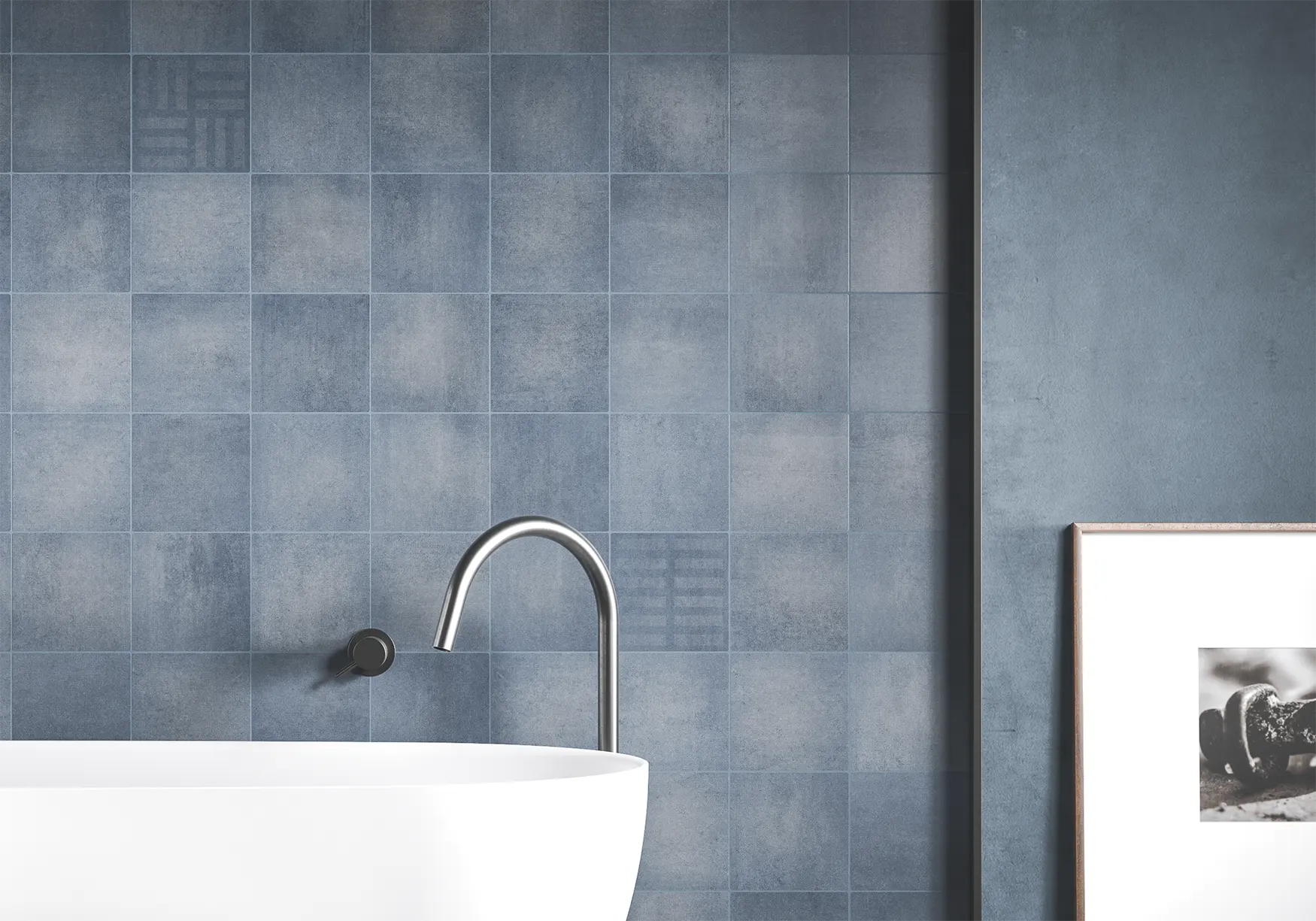 Mur design avec carreaux décoratifs bleus