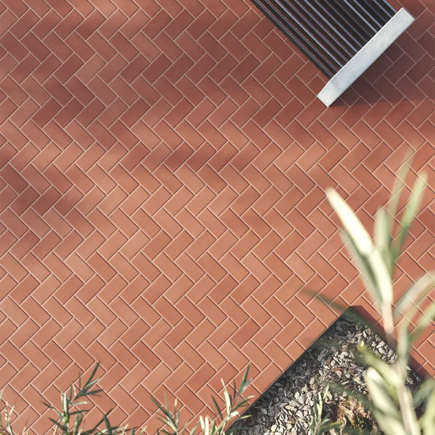 Terrasse avec carrelage rouge en 10x20 cm avec bord biseauté