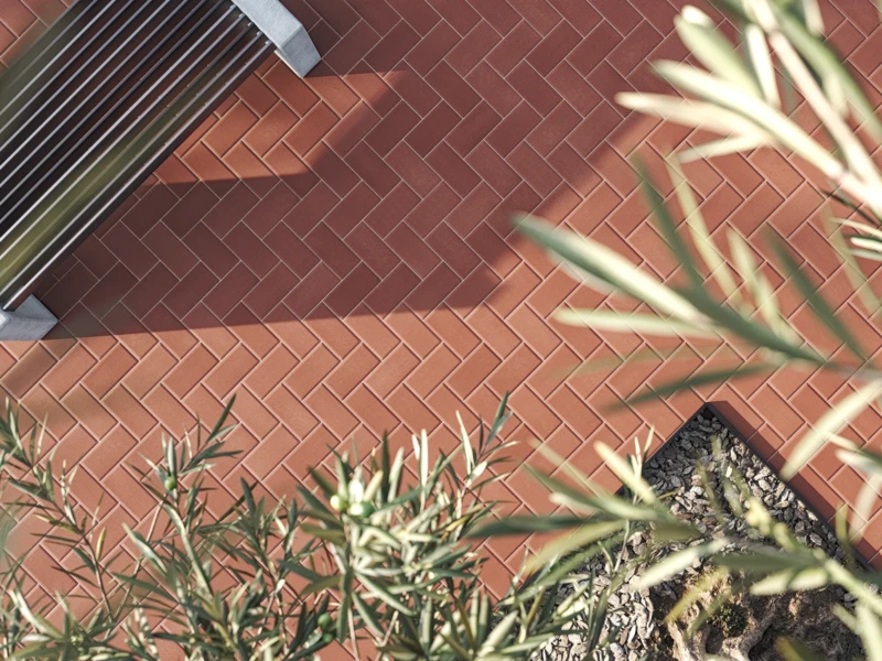 Terrace flooring made of low thickness quartz pavers