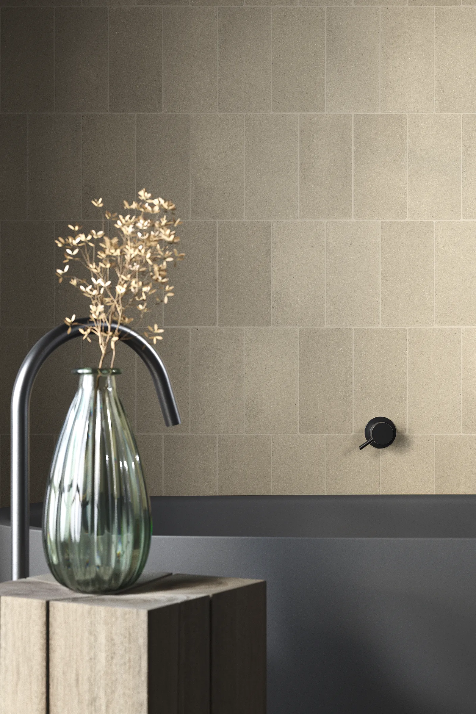 Badezimmerwand mit sandbeigen 10x20 cm Fliesen im vertikalen Verband, kombiniert mit einer schwarzen Badewanne und warmen Akzenten